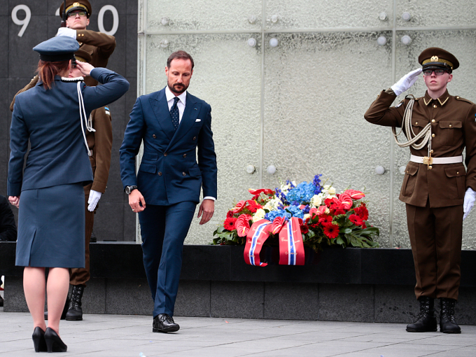 Crown Prince Haakon laid a wreath at the monument for the fallen of the Estonian War of Independence. Photo: Lise Åserud, NTB scanpix. 
